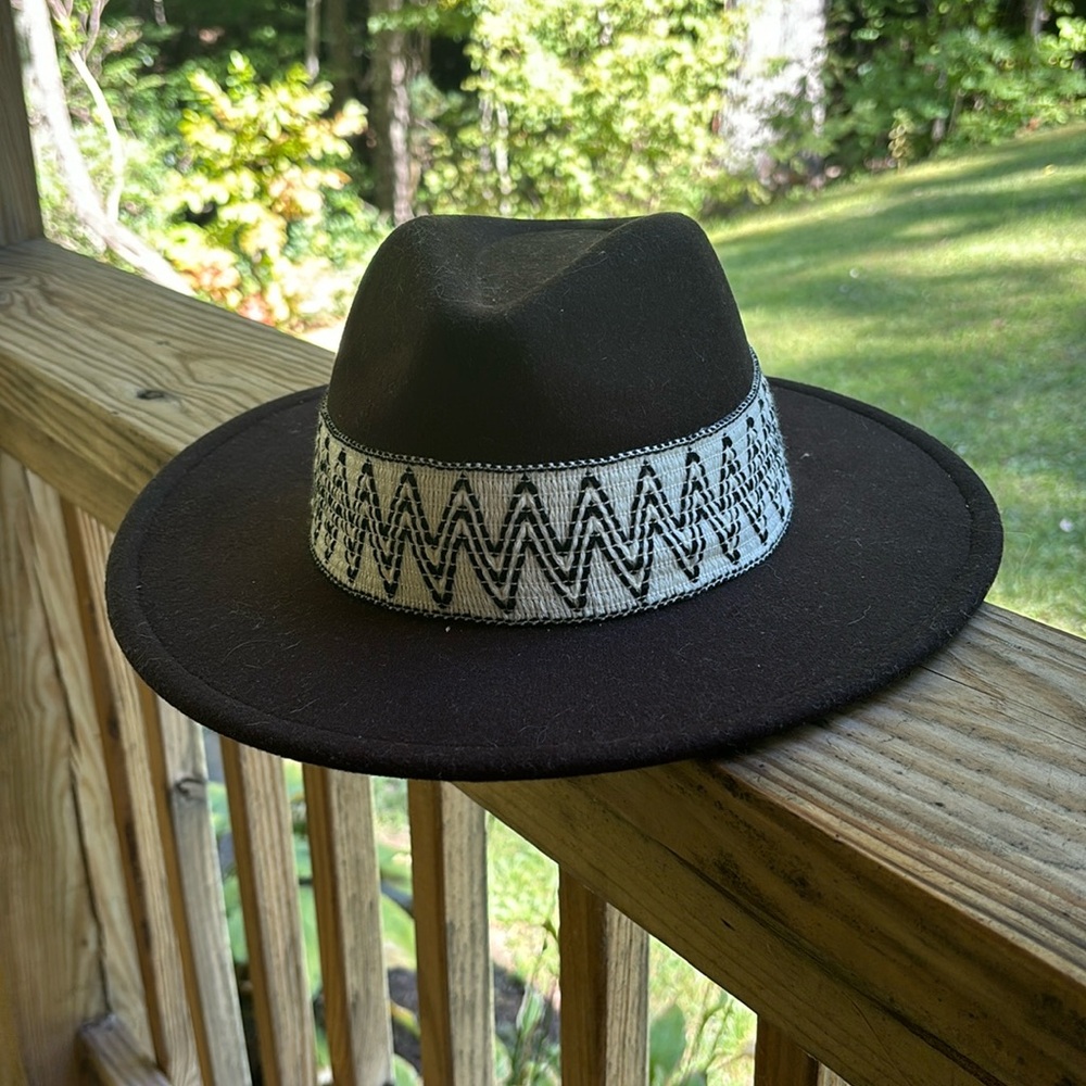Black hat with a zigzag detail